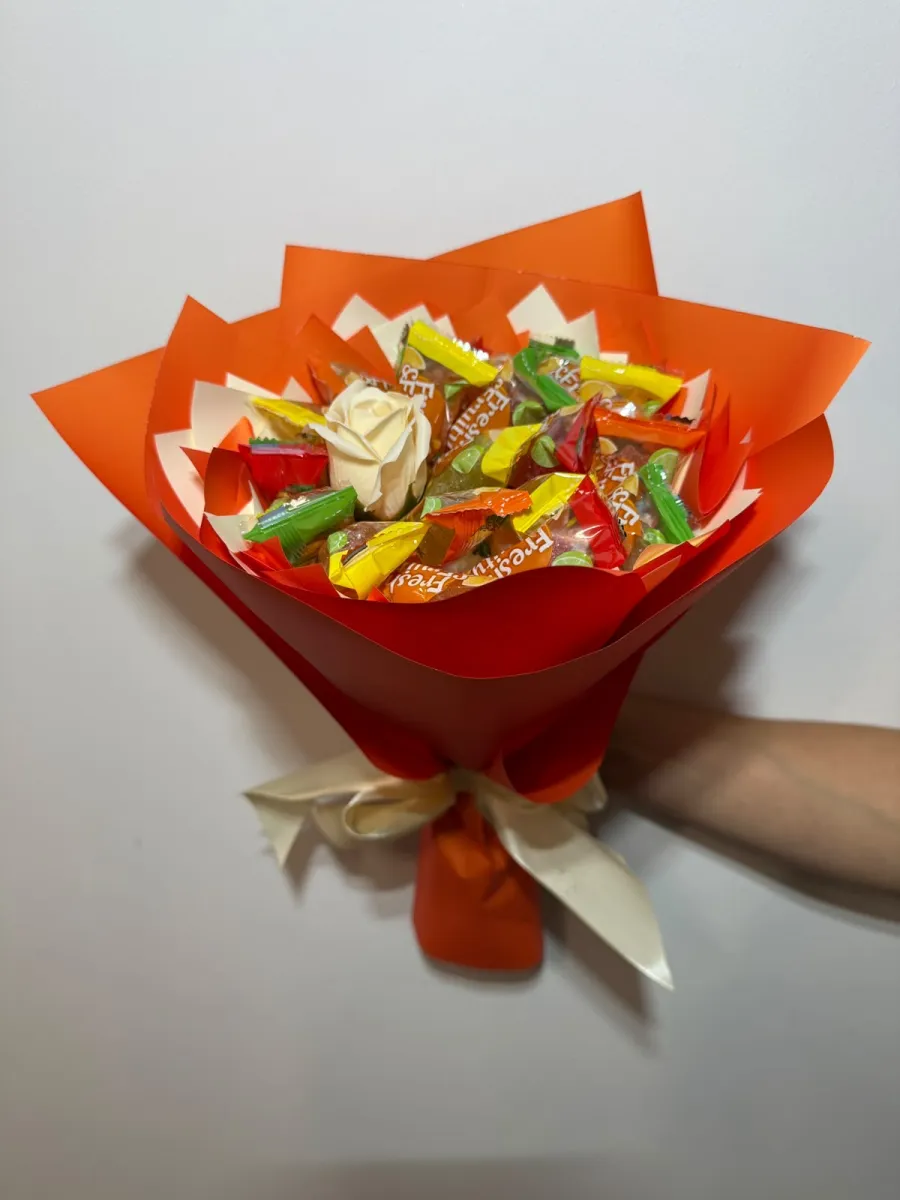 Pomarańczowy bukiet z owocowymi galaretkami i kremową różą